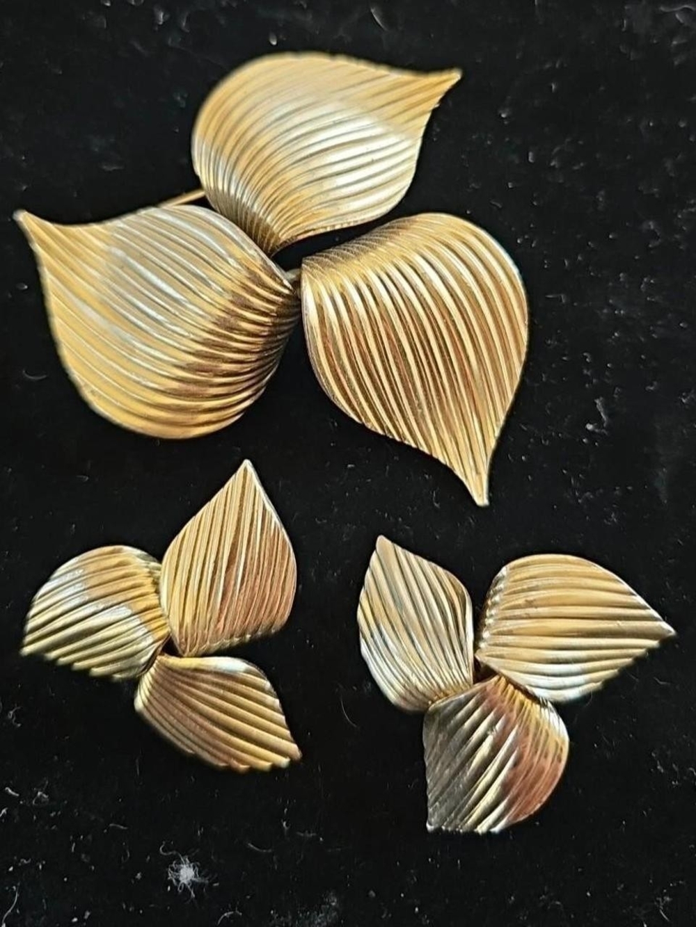Gold Leaf Design Women's Brooch and Earrings Set - Gold